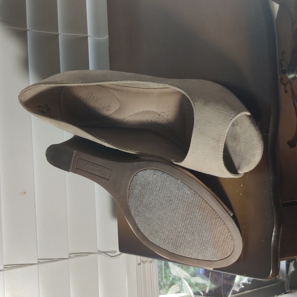 Beige suede heels - Picture 3 of 4